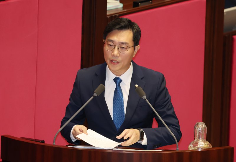 [서울=뉴시스] 고승민 기자 = 장경태 더불어민주당 의원이 지난해 9월10일 서울 여의도 국회에서 열린 제418회 국회(정기회) 제5차 본회의 외교, 통일, 안보에 관한 질문에서 김용현 국방부 장관에게 질의하고 있다.2024.09.10. kkssmm99@newsis.com