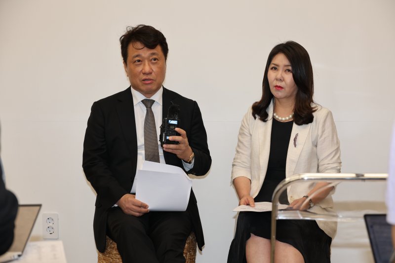 [전주=뉴시스] 강경호 기자 = 17일 전북 전주시 완산구 하얀양옥집에서 진행된 24회 2025 전주세계소리축제 프로그램 발표회에서 발표가 끝난 뒤 이왕준 세계소리축제 조직위원장(왼쪽)과 김희선 세계소리축제 집행위원장이 기자들의 질문에 답하고 있다. 2025.06.17. lukekang@newsis.com