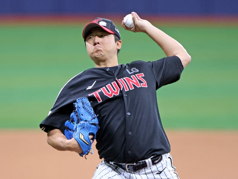 [서울=뉴시스] 김금보 기자 = 8일 서울 구로구 고척스카이돔에서 열린 프로야구 2025 KBO리그 LG 트윈스와 키움 히어로즈의 경기, 1회말 LG 송승기가 역투하고 있다. 2025.06.08. kgb@newsis.com