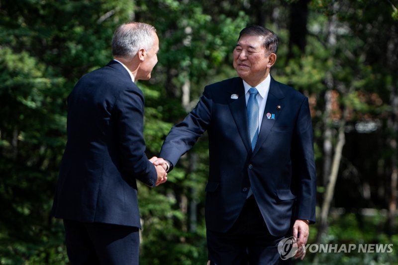 G7 정상회의 도착한 이시바 시게루 일본 총리(오른쪽) (출처=연합뉴스)