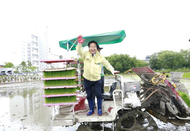 [완주=뉴시스] 17일 삼례읍 행정복지센터 일원에서 제2회 삼례읍 사랑 드리미(米) 모내기 행사를 열린 가운데 유희태 완주군수와 유의식 완주군의회 의장을 비롯해 이장협의회, 새마을부녀연합회, 주민자치위원회, 지역사회보장협의체, 삼례농협, 삼례번영회 6개 단체 참가자들이 기념촬영을 하고 있다. 2025.06.17 *재판매 및 DB 금지