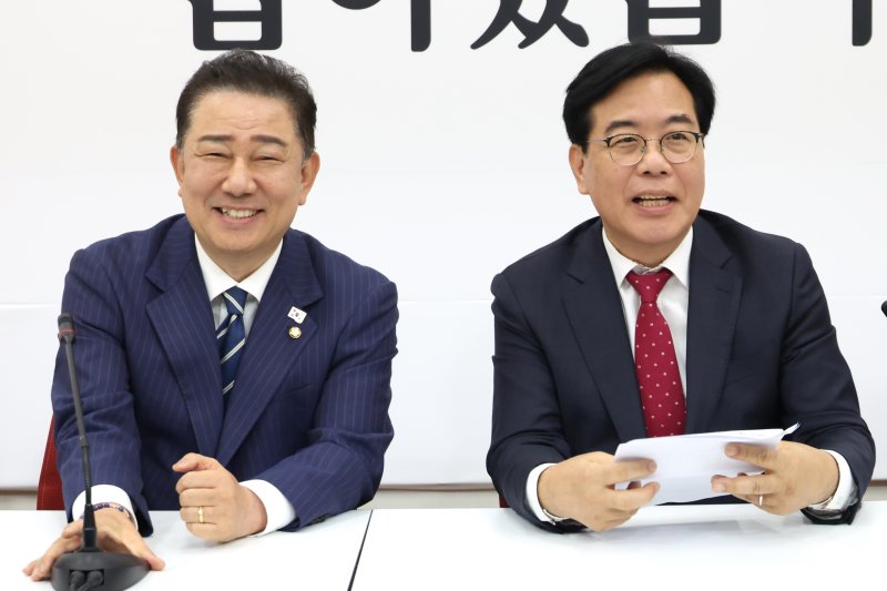 與野 원내대표, 정례회동으로 협치 물꼬는 텄지만..19일 본회의 '분수령'