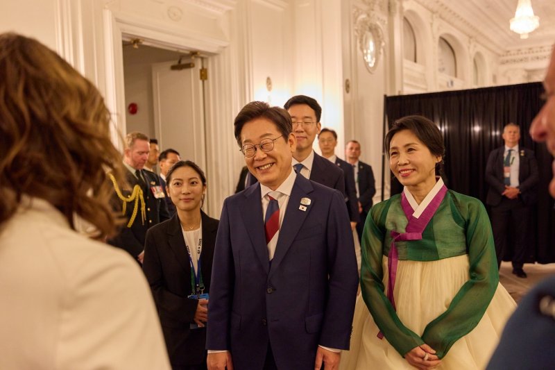 "사진 요청 쇄도"..김혜경 여사, G7 환영 리셉션서 한복 입고 등장 '눈길'