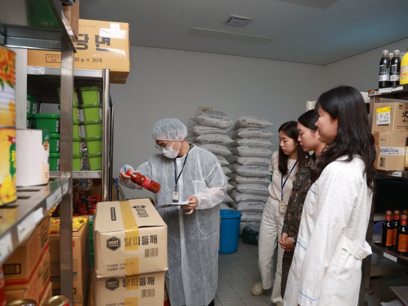 부대 내 식당 식자재 관리상태 점검 모습. *재판매 및 DB 금지