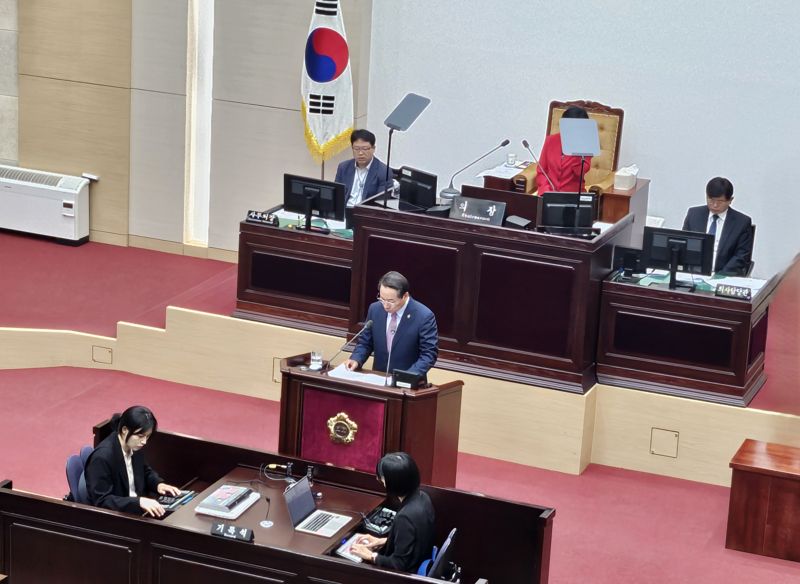 유정복 시장이 17일 인천시의회의 인천시 시정질문에서 이재명 대통령의 해양수산부 부산시 이전 방침에 대한 대응방안을 설명하고 있다. 사진=한갑수 기자.