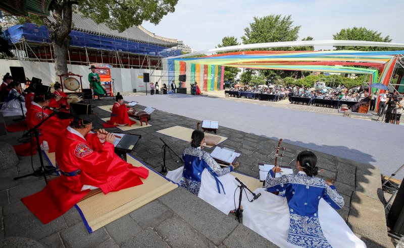 [제주=뉴시스] 우장호 기자 = 17일 오후 제주목 관아 망경루 앞마당에서 제주도 세계유산본부 주최로 '제주 양로' 재현 행사가 열리고 있다.제주양로는 1432년(세종 14)에 시작된 전통 행사로, 각 지방 수령들이 왕을 대신해 노인을 대접하던 연회다. 1702년 11월19일 제주목사 이형상이 망경루 앞에서 제주목에 거주하던 노인들(당시 80세 이상 183명, 90세 이상 23명, 100세 이상 3명)을 모시고 양로연을 시행한 모습이 탐라순력도에 생생하게 묘사됐다. 2025.06.17. woo1223@newsis.com