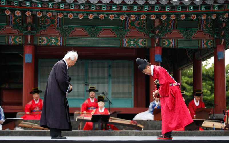 [제주=뉴시스] 우장호 기자 = 오영훈(오른쪽) 제주지사가 17일 오후 제주목 관아 망경루 앞마당에서 제주도 세계유산본부 주최로 열린 '제주 양로' 재현 행사에서 노인 대표에게 예를 갖추어 인사하고 있다.제주양로는 1432년(세종 14)에 시작된 전통 행사로, 각 지방 수령들이 왕을 대신해 노인을 대접하던 연회다. 1702년 11월19일 제주목사 이형상이 망경루 앞에서 제주목에 거주하던 노인들(당시 80세 이상 183명, 90세 이상 23명, 100세 이상 3명)을 모시고 양로연을 시행한 모습이 탐라순력도에 생생하게 묘사됐다. 20