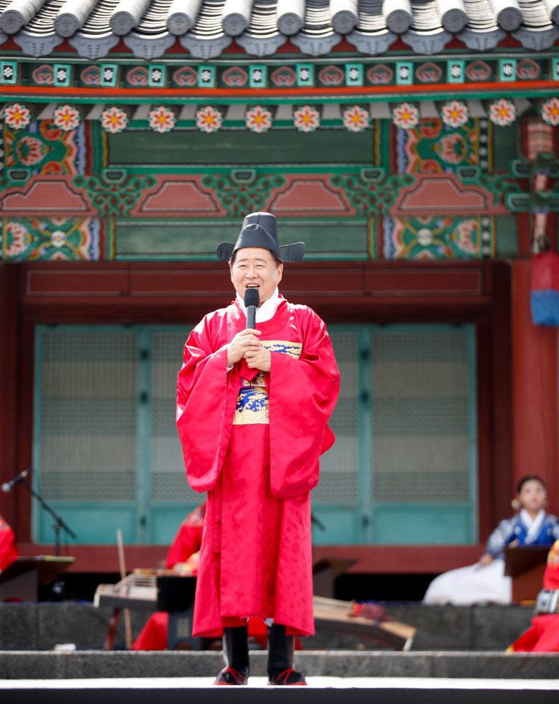 [제주=뉴시스] 우장호 기자 = 제주목사 역할을 맡은 오영훈 제주지사가 17일 오후 제주목 관아 망경루 앞마당에서 열린 '제주 양로' 재현 행사에서 인사말을 하고 있다.제주양로는 1432년(세종 14)에 시작된 전통 행사로, 각 지방 수령들이 왕을 대신해 노인을 대접하던 연회다. 1702년 11월19일 제주목사 이형상이 망경루 앞에서 제주목에 거주하던 노인들(당시 80세 이상 183명, 90세 이상 23명, 100세 이상 3명)을 모시고 양로연을 시행한 모습이 탐라순력도에 생생하게 묘사됐다. 2025.06.17. woo1223@ne