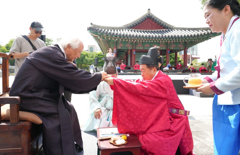 [제주=뉴시스] 우장호 기자 = 17일 오후 제주목 관아 망경루 앞마당에서 제주도 세계유산본부 주최로 '제주 양로' 재현 행사가 열리고 있다.제주양로는 1432년(세종 14)에 시작된 전통 행사로, 각 지방 수령들이 왕을 대신해 노인을 대접하던 연회다. 1702년 11월19일 제주목사 이형상이 망경루 앞에서 제주목에 거주하던 노인들(당시 80세 이상 183명, 90세 이상 23명, 100세 이상 3명)을 모시고 양로연을 시행한 모습이 탐라순력도에 생생하게 묘사됐다. 2025.06.17. woo1223@newsis.com