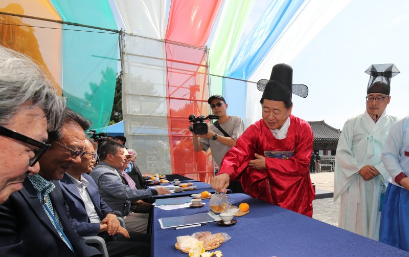 [제주=뉴시스] 우장호 기자 = 오영훈 제주지사가 17일 오후 제주목 관아 망경루 앞마당에서 제주도 세계유산본부 주최로 열린 '제주 양로' 재현 행사에서 어르신들께 차를 대접하고 있다.제주양로는 1432년(세종 14)에 시작된 전통 행사로, 각 지방 수령들이 왕을 대신해 노인을 대접하던 연회다. 1702년 11월19일 제주목사 이형상이 망경루 앞에서 제주목에 거주하던 노인들(당시 80세 이상 183명, 90세 이상 23명, 100세 이상 3명)을 모시고 양로연을 시행한 모습이 탐라순력도에 생생하게 묘사됐다. 2025.06.17. w