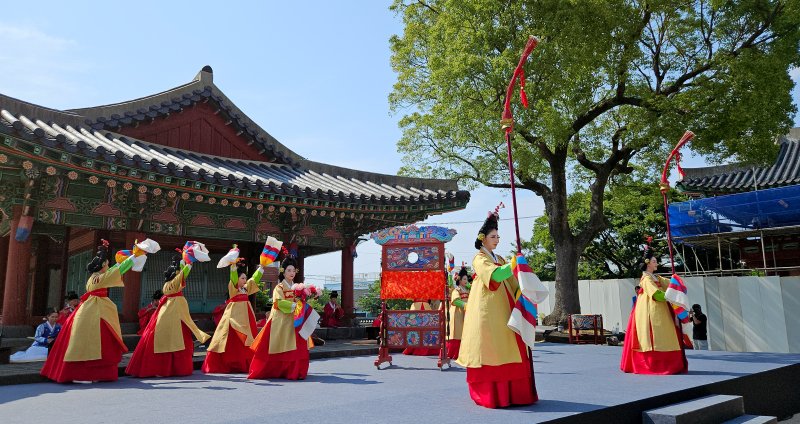 [제주=뉴시스] 우장호 기자 = 17일 오후 제주목 관아 망경루 앞마당에서 제주도 세계유산본부 주최로 '제주 양로' 재현 행사가 열리고 있다.제주양로는 1432년(세종 14)에 시작된 전통 행사로, 각 지방 수령들이 왕을 대신해 노인을 대접하던 연회다. 1702년 11월19일 제주목사 이형상이 망경루 앞에서 제주목에 거주하던 노인들(당시 80세 이상 183명, 90세 이상 23명, 100세 이상 3명)을 모시고 양로연을 시행한 모습이 탐라순력도에 생생하게 묘사됐다. 2025.06.17. woo1223@newsis.com