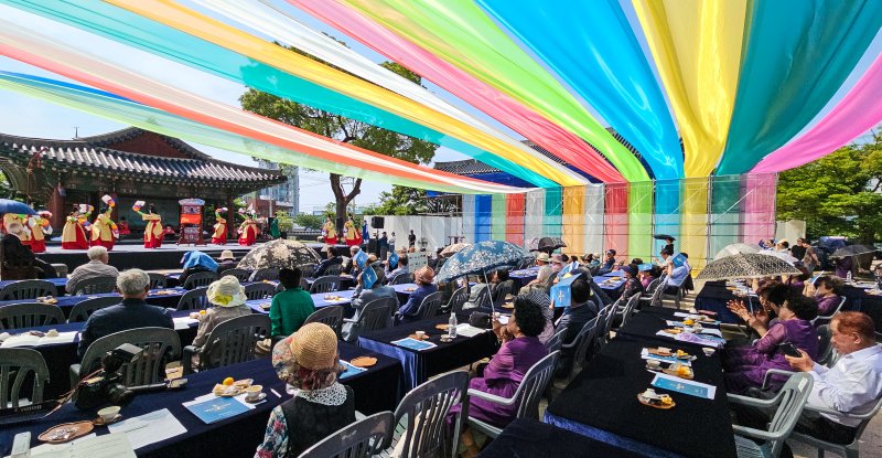 [제주=뉴시스] 우장호 기자 = 17일 오후 제주목 관아 망경루 앞마당에서 제주도 세계유산본부 주최로 '제주 양로' 재현 행사가 열리고 있다.제주양로는 1432년(세종 14)에 시작된 전통 행사로, 각 지방 수령들이 왕을 대신해 노인을 대접하던 연회다. 1702년 11월19일 제주목사 이형상이 망경루 앞에서 제주목에 거주하던 노인들(당시 80세 이상 183명, 90세 이상 23명, 100세 이상 3명)을 모시고 양로연을 시행한 모습이 탐라순력도에 생생하게 묘사됐다. 2025.06.17. woo1223@newsis.com