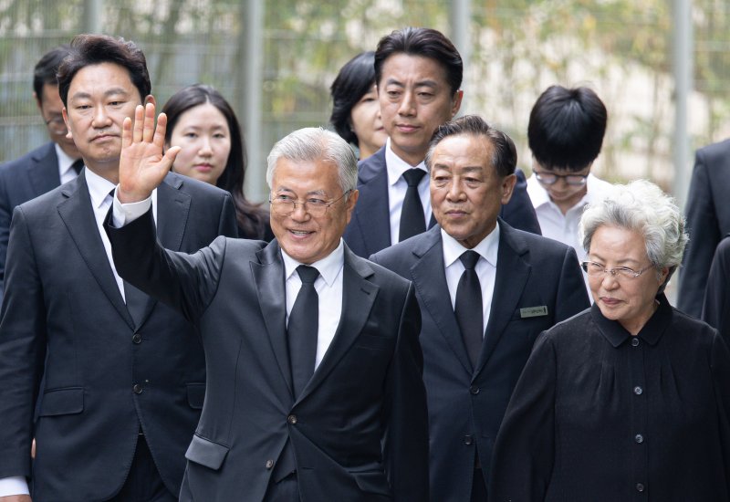 [김해=뉴시스] 차용현 기자 = 법원이 전 사위의 급여와 관련 뇌물 혐의로 재판에 넘겨진 문재인(72) 전 대통령의 사건 이송 신청을 불허했다. 문 전 대통령 측은 사건 이송 재신청 계획과 함께 국민참여재판을 희망한다는 의사를 밝혔다. 사진은 문재인 전 대통령과 권양숙 여사가 경남 김해시 진영읍 봉하마을에서 열린 고 노무현 전 대통령 16주기 추도식에 참석하는 모습. (공동취재) 2025.05.23. photo@newsis.com