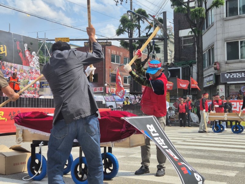 대체산업쟁취·대한석탄공사 폐광반대 공동투쟁위원회(투쟁위)가 17일 오후 삼척 도계역 광장에서 개최한 '폐광저지 삼척시민 총궐기 대회' 현장.2025.6.17/뉴스1 윤왕근 기자