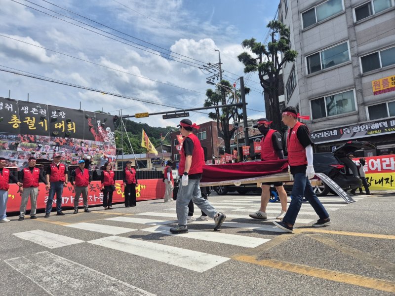 대체산업쟁취·대한석탄공사 폐광반대 공동투쟁위원회(투쟁위)가 17일 오후 삼척 도계역 광장에서 개최한 '폐광저지 삼척시민 총궐기 대회' 현장.2025.6.17/뉴스1 윤왕근 기자