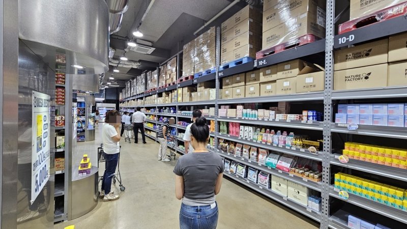 "20만원치 사버렸네" vs "동네약국 다 망해"...'창고형 약국' 이대로 괜찮을까요? [주말의 디깅]