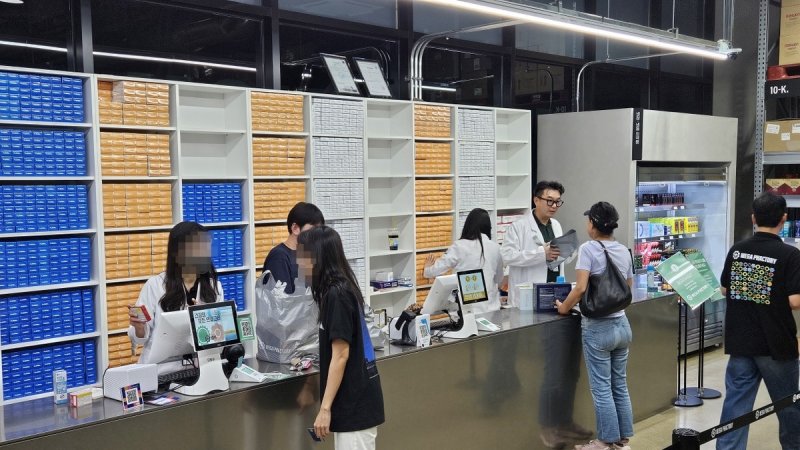 "20만원치 사버렸네" vs "동네약국 다 망해"...'창고형 약국' 이대로 괜찮을까요? [주말의 디깅]