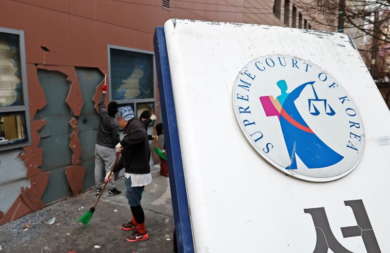 서부지법 사태 '초록점퍼男' 징역 3년 6개월..."그릇된 애국심"