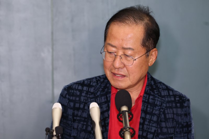 [인천공항=뉴시스] 권창회 기자 = 국민의힘 대선 후보 경선에서 탈락한 뒤 정계 은퇴를 선언하고 하와이에 체류했던 홍준표 전 대구시장이 17일 인천 중구 인천국제공항 제1터미널을 통해 귀국해 발언하고 있다. 2025.06.17. kch0523@newsis.com <저작권자ⓒ 공감언론 뉴시스통신사. 무단전재-재배포 금지.> /사진=뉴시스화상