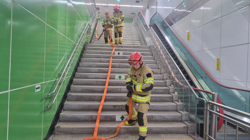 [광주=뉴시스] 지난 16일 광주 북구 금남로5가역에서 북부소방서 소속 소방관들이 지하철 역사 내 화재 및 재난을 대비해 합동 소방훈련을 펼치고 있다. (사진=광주 북부소방서 제공) 2025.06.17. photo@newsis.com *재판매 및 DB 금지