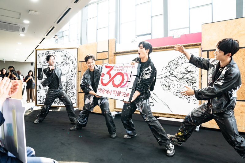 [서울=뉴시스]16일 '코카카 창립 30주년'을 맞아 기획된 특별전 '이음-다음' 개막식에서 페인터즈가 축하공연을 하고 있다. (사진=한국문화예술회관연합회 제공)