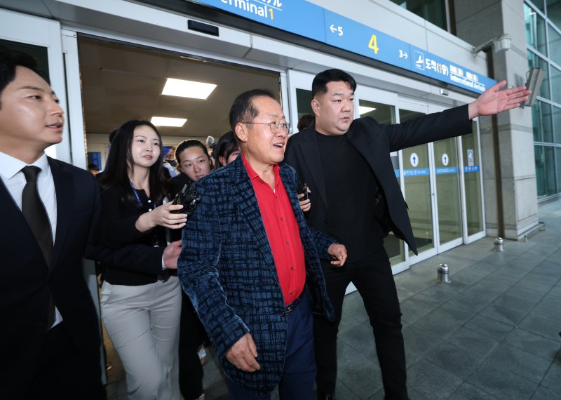 국민의힘 대선 경선에서 탈락한 뒤 정계 은퇴를 선언하고 하와이로 떠났던 홍준표 전 대구시장이 17일 인천국제공항을 통해 귀국하고 있다. 2025.6.17/뉴스1 ⓒ News1 권현진 기자