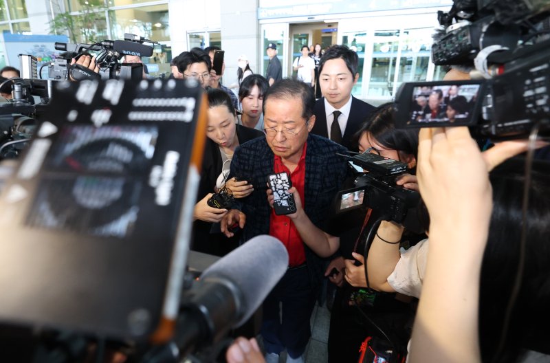국민의힘 대선 경선에서 탈락한 뒤 정계 은퇴를 선언하고 하와이로 떠났던 홍준표 전 대구시장이 17일 인천국제공항을 통해 귀국해 인터뷰를 하고 있다. 2025.6.17/뉴스1 ⓒ News1 권현진 기자