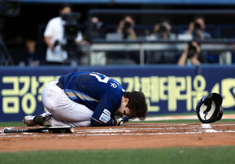17일 오후 서울 송파구 잠실야구장에서 열린 프로야구 '2025 신한 SOL뱅크 KBO 리그' NC 다이노스와 LG 트윈스의 경기, 2회초 무사 주자 1루 상황 NC 박건우가 LG 선발 에르난데스의 투구에 맞아 괴로워 하고 있다. 2025.6.17/뉴스1 ⓒ News1 박정호 기자