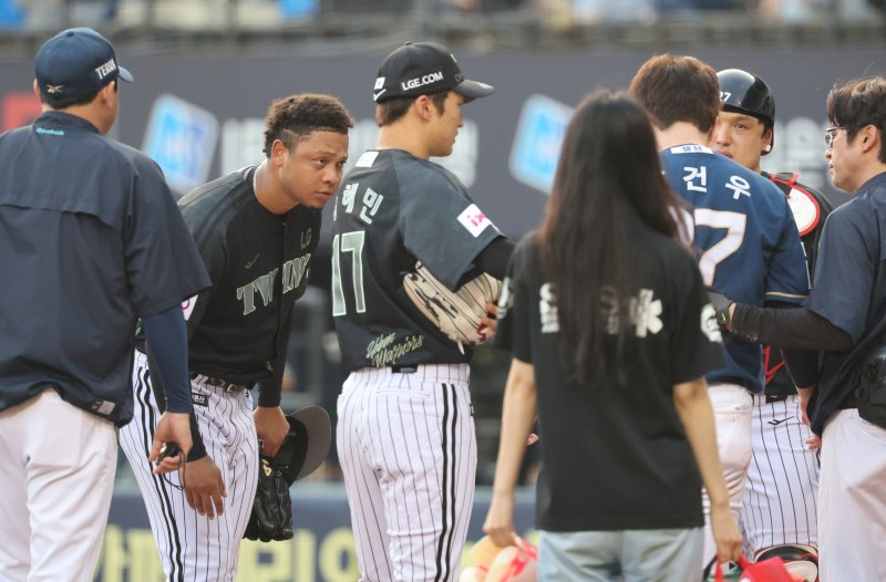 [서울=뉴시스] 배훈식 기자 = 17일 오후 서울 송파구 잠실야구장에서 열린 2025 신한 쏠뱅크 KBO리그 LG 트윈스와 NC 다이노스의 경기, 2회초 LG 선발투수 에르난데스가 투구에 머리를 맞고 쓰러진 NC 박건우에게 사과하고 있다. 2025.06.17. dahora83@newsis.com