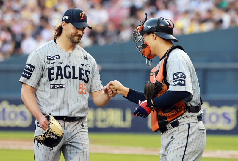29일 오후 서울 송파구 잠실야구장에서 열린 프로야구 '2025 신한 SOL뱅크 KBO 리그' 한화 이글스와 LG 트윈스의 경기, 한화 선발 와이스가 1회말 실점 없이 이닝을 마친 뒤 포수 이재원과 하이파이브를 하고 있다. 2025.5.29/뉴스1 ⓒ News1 김진환 기자