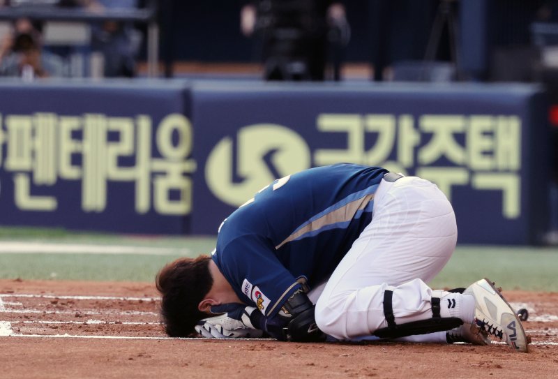 [서울=뉴시스] 배훈식 기자 = 17일 오후 서울 송파구 잠실야구장에서 열린 2025 신한 쏠뱅크 KBO리그 LG 트윈스와 NC 다이노스의 경기, 2회초 NC 박건우가 LG 선발투수 에르난데스의 투구에 머리를 맞고 그라운드에 쓰러져 있다. 2025.06.17. dahora83@newsis.com