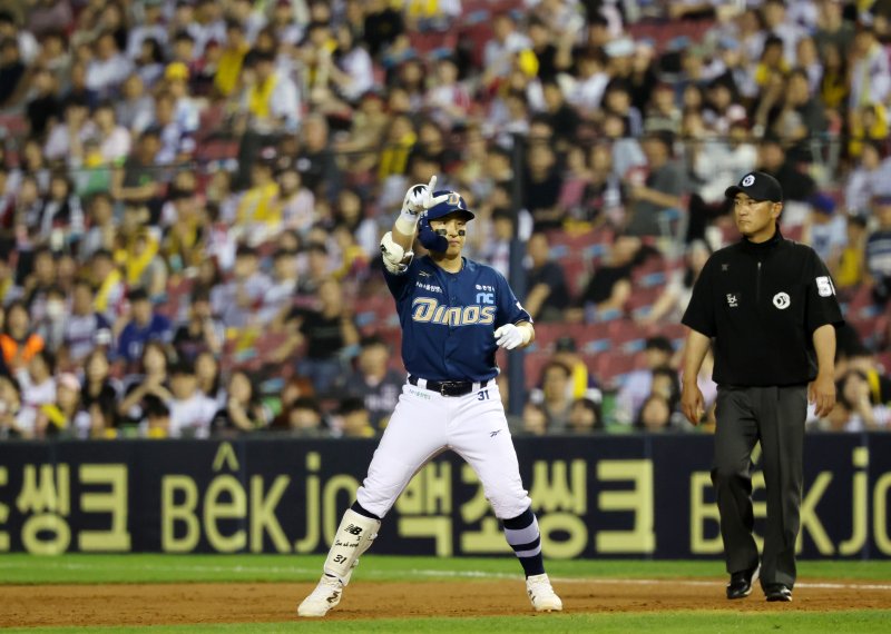 [서울=뉴시스] 배훈식 기자 = 17일 오후 서울 송파구 잠실야구장에서 열린 2025 신한 쏠뱅크 KBO리그 LG 트윈스와 NC 다이노스의 경기, 8회초 2사 1, 2루 상황에서 NC 대타 손아섭이 1타점 적시타를 때린 뒤 덕아웃을 향해 세리머니를 하고 있다. 2025.06.17. dahora83@newsis.com