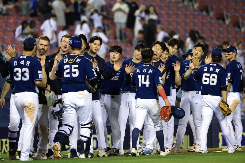 17일 오후 서울 송파구 잠실야구장에서 열린 프로야구 '2025 신한 SOL뱅크 KBO 리그' NC 다이노스와 LG 트윈스의 경기에서 승리한 NC 선수들이 자축하고 있다. 2025.6.17/뉴스1 ⓒ News1 박정호 기자