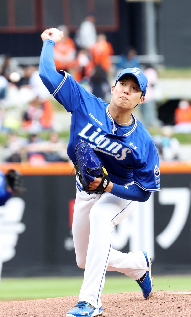 6일 대전 한화생명볼파크에서 열린 '2025 신한 SOL 뱅크 KBO리그' 프로야구 한화 이글스와 삼성라이온즈 경기에서 삼성 선발 원태인이 투구하고 있다. 2025.5.6/뉴스1 ⓒ News1 김기남 기자