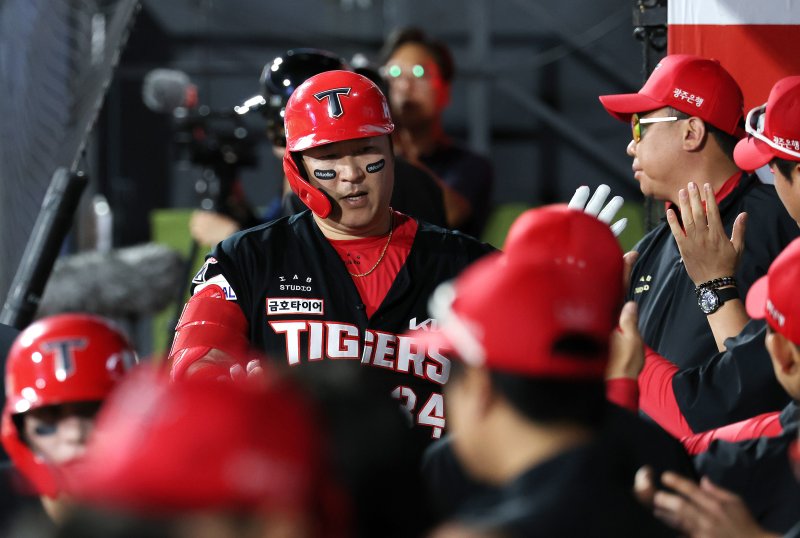 20일 오후 수원KT위즈파크에서 열린 2025 신한 SOL뱅크 KBO리그 KT위즈와 KIA 타이거즈의 경기에서 KIA 최형우가 6회초 2사 2루 상황 KT 원상현 상대로 2점 홈런을 날린 뒤 이범호 감독의 축하를 받고 있다. 2025.5.20/뉴스1 ⓒ News1 박지혜 기자