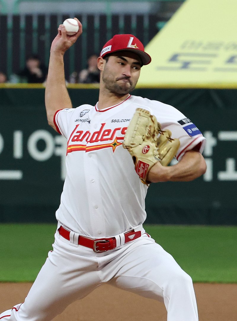 17일 인천시 미추홀구 인천SSG랜더스필드에서 열린 프로야구 '2025 신한 SOL 뱅크 KBO리그' SSG와 한화의 경기에서 SSG 선발 투수 화이트가 역투하고 있다. 2025.4.17/뉴스1 ⓒ News1 박세연 기자