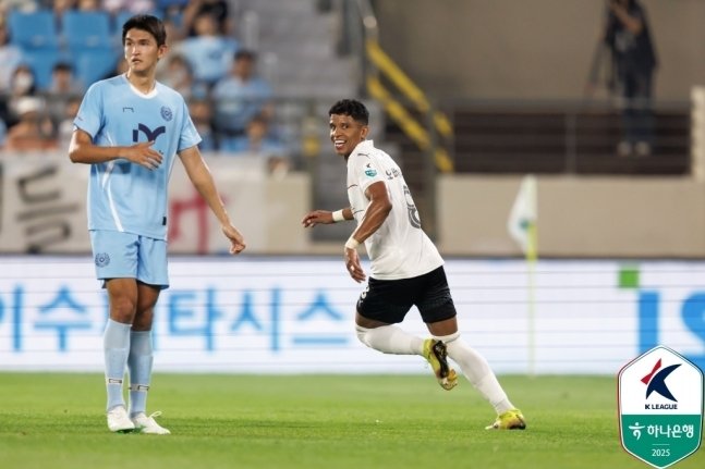 골 넣고 기뻐하는 포항 오베르단.(한국프로축구연맹 제공)