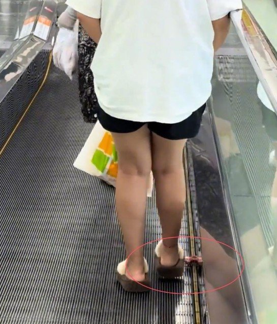 [서울=뉴시스]중국 랴오닝성 판진의 한 대형마트에서 여성이 반바지에 숨긴 돼지해시 게임 바카라를 에스컬레이터 위에 떨어뜨리는 모습이 담긴 영상이 퍼지며 논란이 일고 있다.(사진=홍성신문) *재판매 및 DB 금지