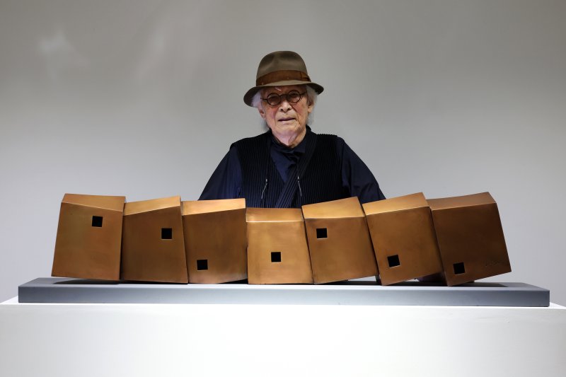 [서울=뉴시스] 박진희 기자 = 서울 종로구 아라리오갤러리 서울에서 개인전 '세계는 세계화한다'를 연 엄태정 조각가. 2025.06.17. pak7130@newsis.com