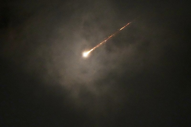 [예루살렘=AP/뉴시스]지난 16일(현지 시간) 예루살렘에서 이란의 미사일 발사에 따른 공습경보가 발령된 가운데 구름 사이로 발사체가 궤적을 그리며 비행하고 있다. 2025.06.18.