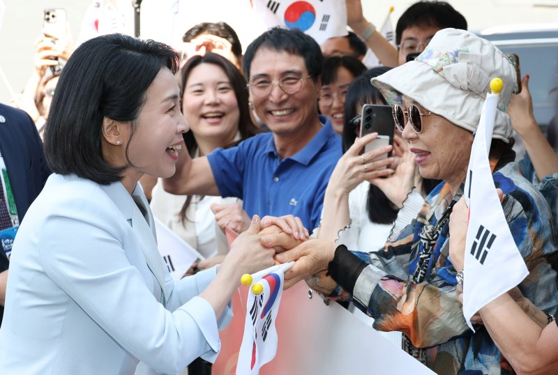 [캘거리=뉴시스] 최진석 기자 = 이재명 대통령 부인 김혜경 여사가 17일(현지 시간) 캐나다 앨버타주 캘거리 한인회관에서 열린 캐나다 서부 동포사회와의 대화를 나누기 전 동포들과 인사하고 있다. 2025.06.18. myjs@newsis.com