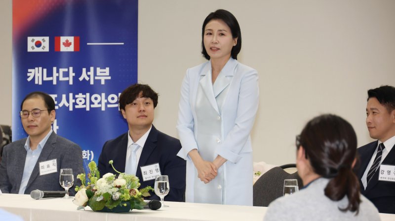 [캘거리=뉴시스] 최진석 기자 = 이재명 대통령 부인 김혜경 여사가 17일(현지 시간) 캐나다 앨버타주 캘거리 한인회관에서 열린 캐나다 서부 동포사회와의 대화에서 발언하고 있다. 2025.06.18. myjs@newsis.com