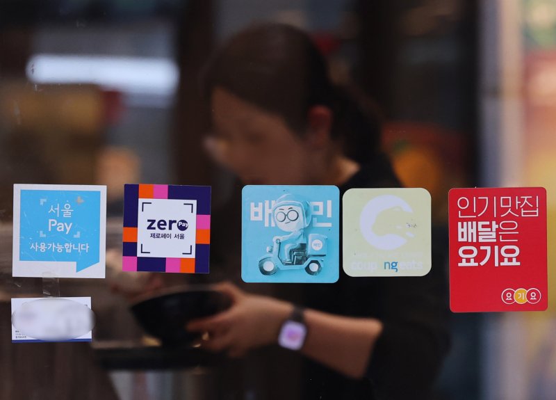 서울의 한 음식점에 배달앱 스티커가 붙어 있다. 2025.1.22/뉴스1 ⓒ News1 박지혜 기자