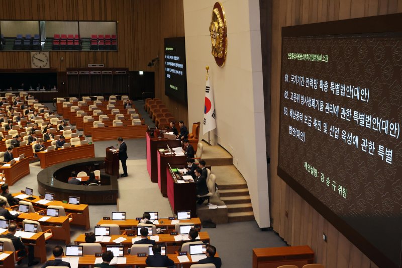 [서울=뉴시스] 조성우 기자 = 강승규 국민의힘 의원이 27일 오후 서울 여의도 국회에서 열린 제422회 국회(임시회) 제7차 본회의에서 국가기간전력망확충특별법안, 고준위방사성폐기물관리에관한특별법안, 해상풍력보급촉진및산업육성에관한특별법안 등 에너지 3법에 대한 제안설명을 하고 있다. 2025.02.27. xconfind@newsis.com