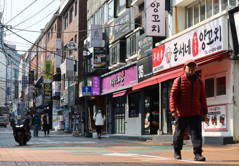 [서울=뉴시스] 황준선 기자 = 지난 3월 10일 서울 서대문구 신촌거리가 한산한 모습을 보이고 있다. 2025.06.18. hwang@newsis.com
