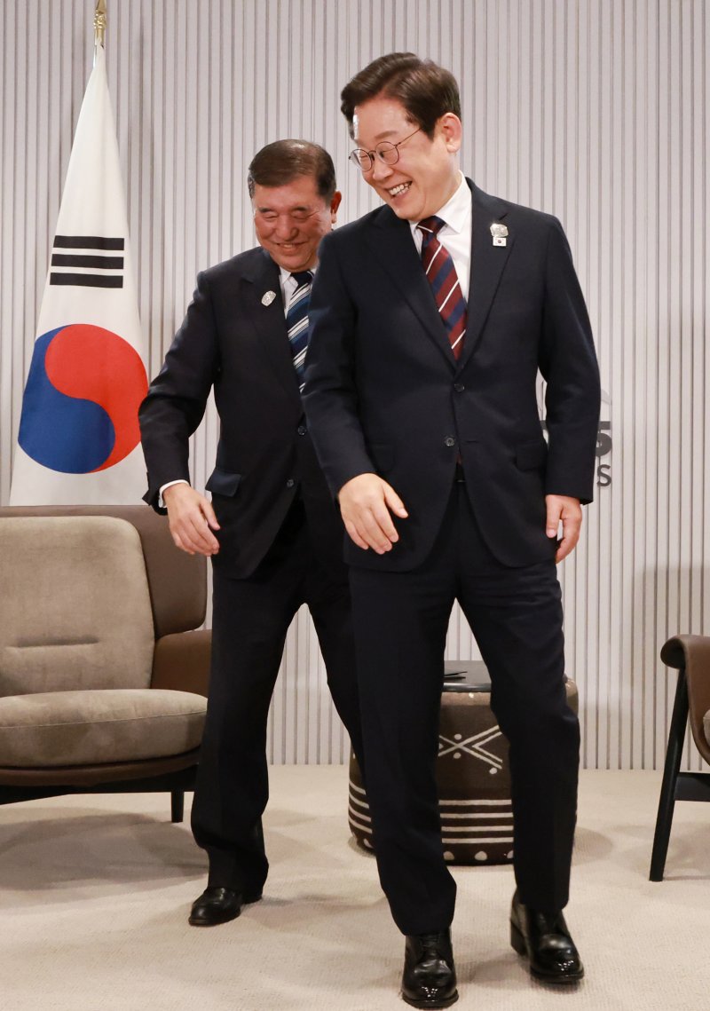 [카나나스키스(캐나다)=뉴시스] 최진석 기자 = 이재명 대통령이 17일(현지 시간) 캐나다 앨버타주 캐내내스키스 주요 7개국(G7) 정상회의장에서 열린 한일 정상회담에서 이시바 시게루 일본 총리와 자리를 바꾸며 밝게 웃고 있다. 2025.06.18. myjs@newsis.com