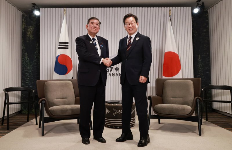 [카나나스키스(캐나다)=뉴시스] 최진석 기자 = 이재명 대통령이 17일(현지 시간) 캐나다 앨버타주 캐내내스키스 주요 7개국(G7) 정상회의장에서 열린 한일 정상회담에서 이시바 시게루 일본 총리와 악수하며 기념촬영을 하고 있다. 2025.06.18. myjs@newsis.com