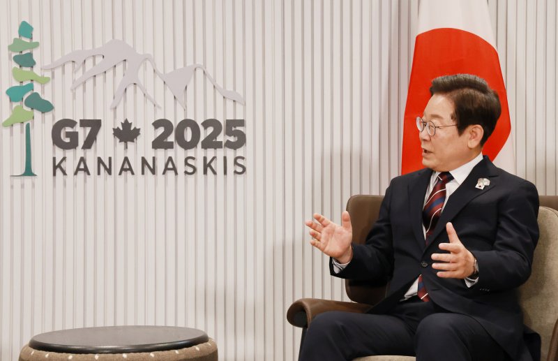 [카나나스키스(캐나다)=뉴시스] 최진석 기자 = 이재명 대통령이 17일(현지 시간) 캐나다 앨버타주 캐내내스키스 주요 7개국(G7) 정상회의장에서 이시바 시게루 일본 총리와 한일 정상회담을 하고 있다. 2025.06.18. myjs@newsis.com