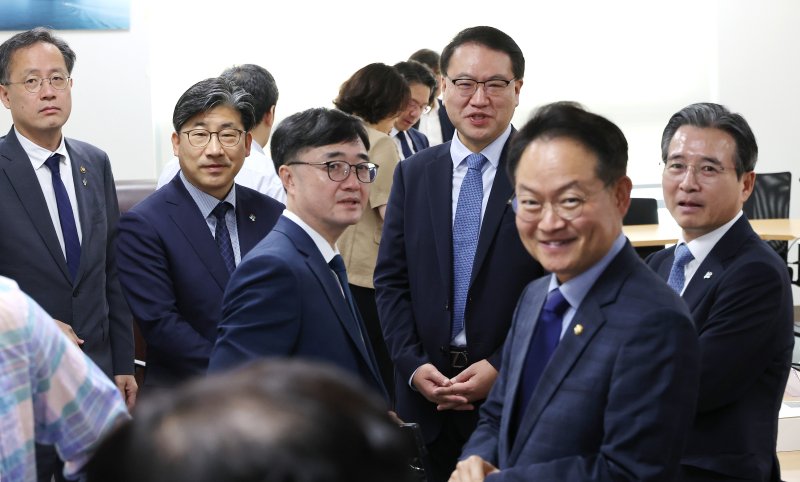 與 "1·2차 추경, 35조원 근접"…민생지원금 '전국민 지급'