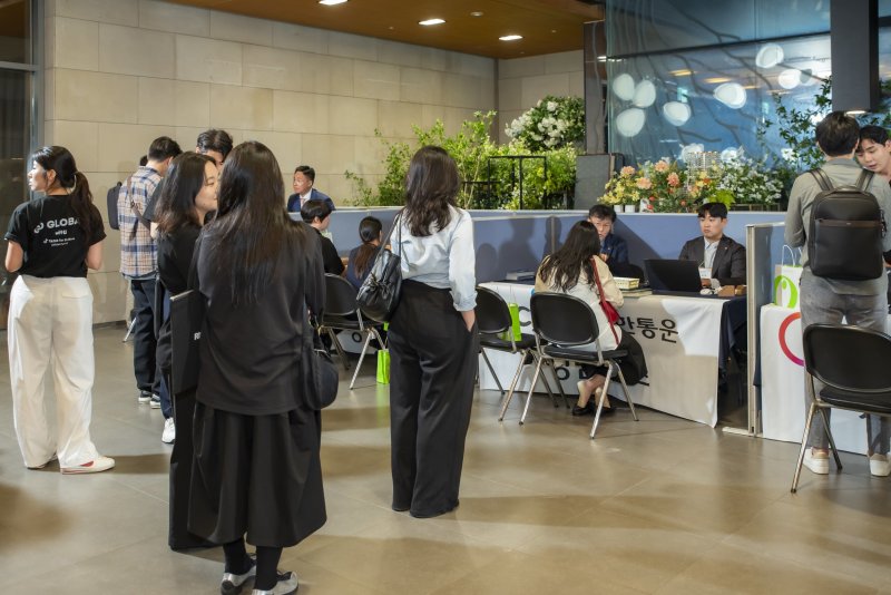 CJ대한통운이 틱톡 등과 손잡고 K브랜드의 해외 진출 지원에 나선다. CJ대한통운이 17일 개최한 ‘K브랜드 동남아-일본 틱톡샵 진출 로드맵 세미나’에 참여한 기업들이 이커머스 셀러들을 대상으로 해외진출에 관련된 컨설팅을 진행하고 있다.(CJ대한통운 제공) ⓒ News1